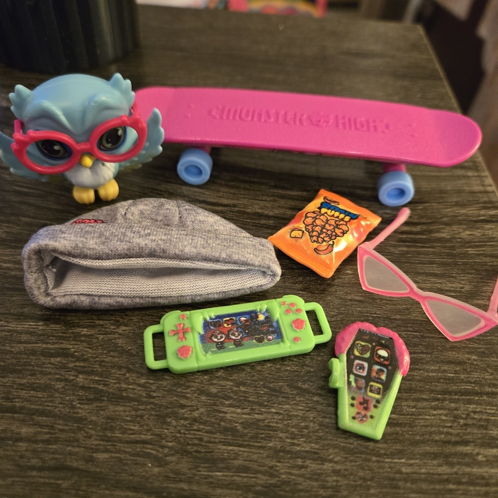 Monster High Ghoulia Yelps Pet And Accessories (no doll)